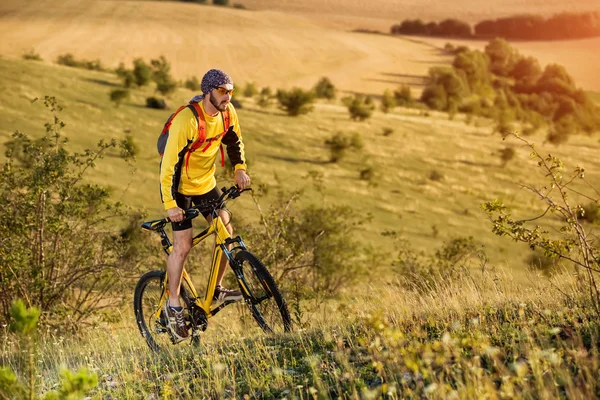 Joven hombre brillante en bicicleta de montaña — Foto de Stock