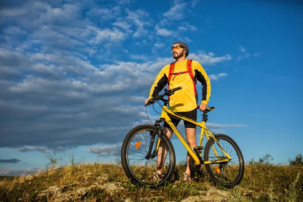 Młody człowiek jasne na rowerze górskim — Zdjęcie stockowe
