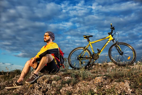 Jovem homem brilhante na bicicleta de montanha — Fotografia de Stock