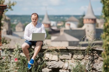 dizüstü bilgisayar ile park Cafe açık havada çalışan işadamı gülümseyen