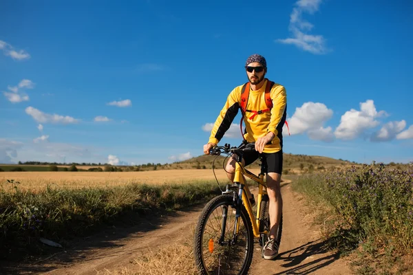 Ciclista montar la bicicleta en el sendero — Foto de Stock