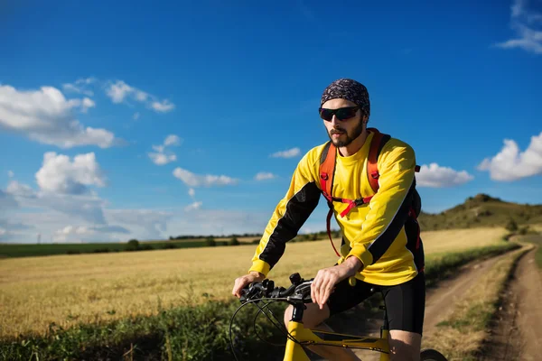 Fietser op de fiets op het parcours — Stockfoto