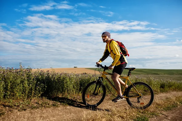 Ciclista montar la bicicleta en el sendero — Foto de Stock