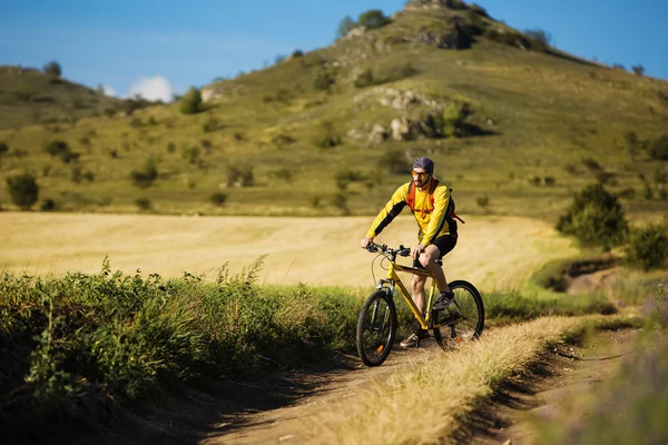 Ciclista montar la bicicleta en el sendero — Foto de Stock