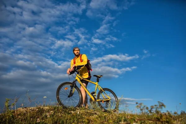 Rowerzysta jazda na rowerze na szlaku — Zdjęcie stockowe