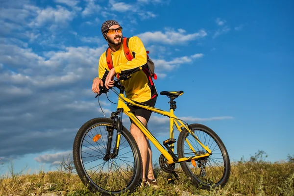 Ciclista montar la bicicleta en el sendero — Foto de Stock