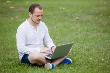 dizüstü bilgisayar açık olan genç adam