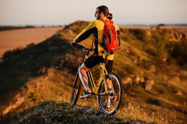 Sportif kişini ülke yolda bir bisiklet.