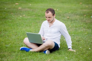 dizüstü bilgisayar açık olan genç adam