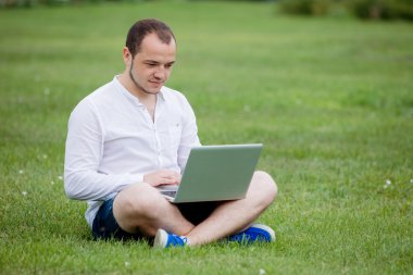 dizüstü bilgisayar açık olan genç adam