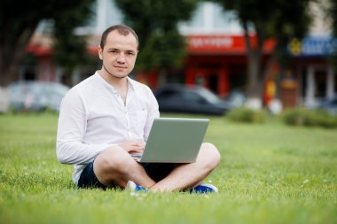 dizüstü bilgisayar açık olan genç adam