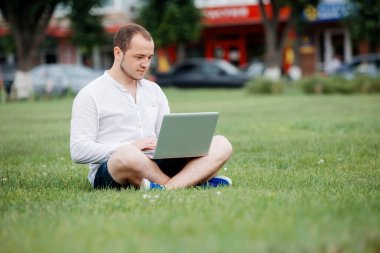 dizüstü bilgisayar açık olan genç adam