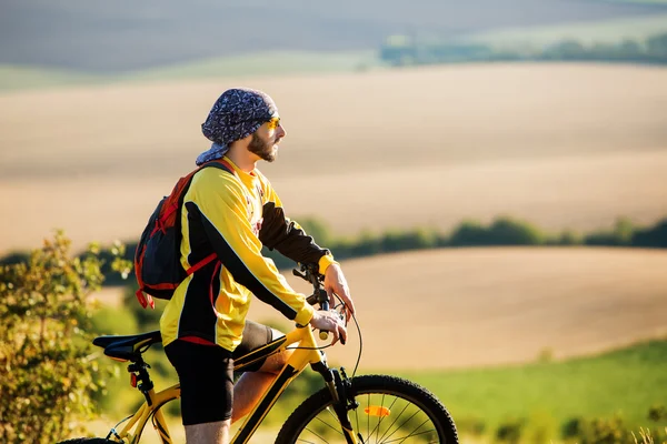 Joven ciclismo en una carretera rural — Foto de Stock