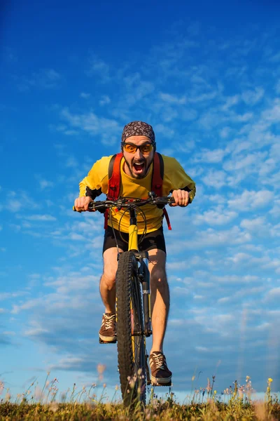 Jovem pedalando numa estrada rural — Fotografia de Stock