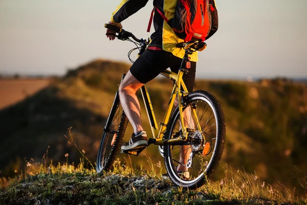 Hombre Deportivo Montando una Bicicleta en el Camino del Campo . — Foto de Stock