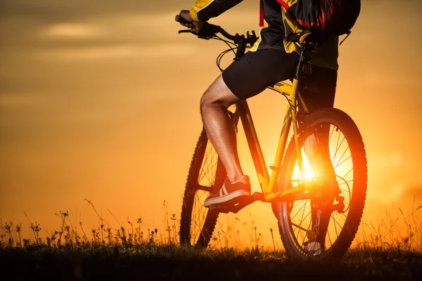 Sportieve Man een fiets op de landweg. — Stockfoto