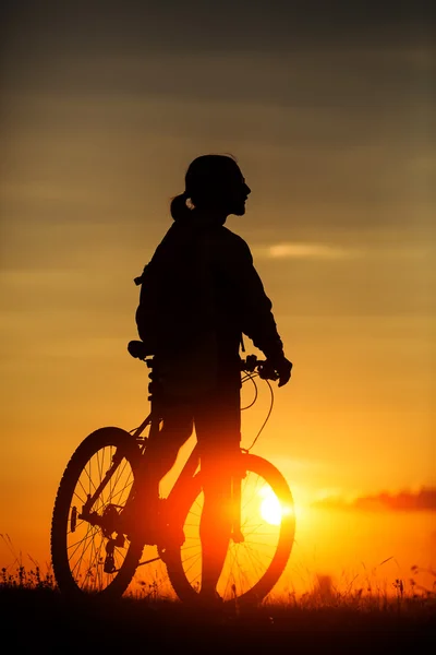 Silueta de una bicicleta sobre el fondo del cielo al atardecer — Foto de Stock