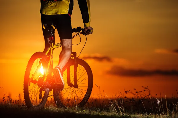 Sportos férfi lovaglás kerékpár az ország úton. — Stock Fotó