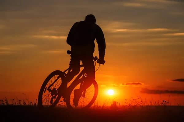 Silhouette eines Fahrrads auf Himmelshintergrund bei Sonnenuntergang — Stockfoto