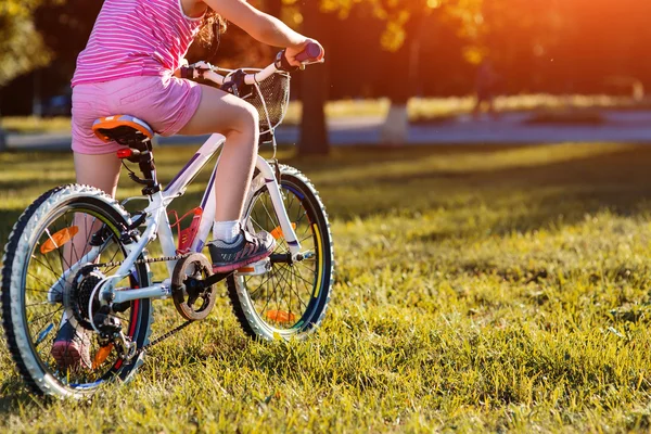 여름 공원에서 자전거에 어린 소녀 — 스톡 사진