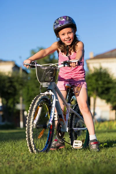 여름 공원에서 자전거에 작은 소녀의 초상화 — 스톡 사진