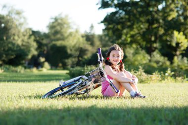 yaz günbatımı kız binicilik bisiklet park