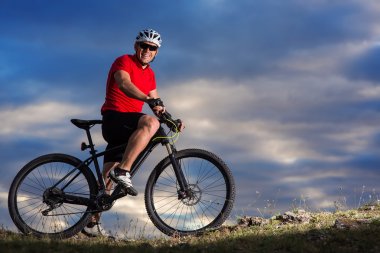 Adam bisiklet üzerinde kask ve gözlük kalmak içinde