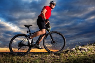 Adam bisiklet üzerinde kask ve gözlük kalmak içinde