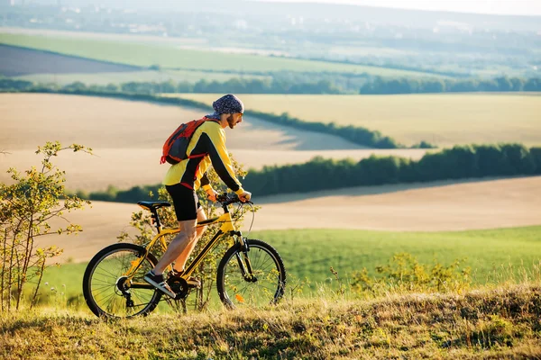 Hombre con casco y gafas se quedan en la bicicleta — Foto de Stock