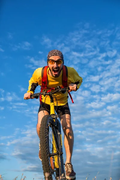 Άνθρωπος με κράνος και γυαλιά διαμονή στο ποδήλατο — Φωτογραφία Αρχείου