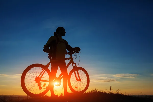 Silhouette eines Fahrrads auf Himmelshintergrund — Stockfoto