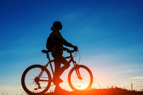Sziluettjét egy kerékpár ég háttere — Stock Fotó