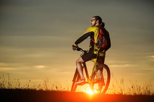 Homem de capacete e óculos ficam na bicicleta — Fotografia de Stock