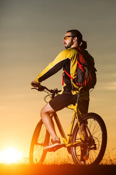 Homem de capacete e óculos ficam na bicicleta — Fotografia de Stock