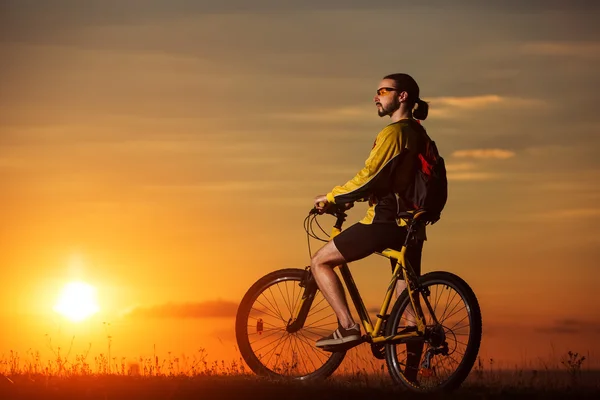 Homem de capacete e óculos ficam na bicicleta — Fotografia de Stock