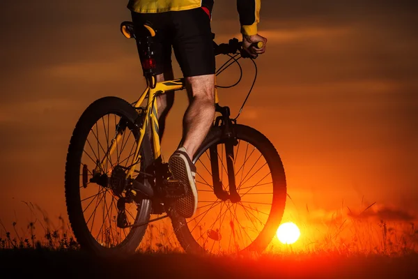 Silhueta de uma bicicleta no fundo do céu — Fotografia de Stock