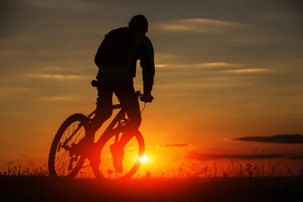 Silueta de una bicicleta en el fondo del cielo — Foto de Stock