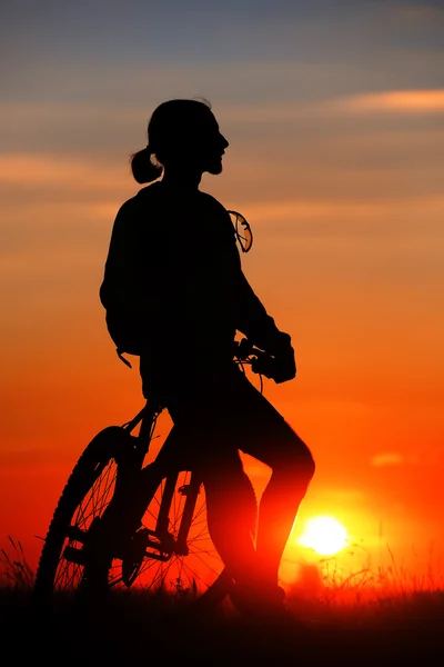 Silhuetten av en cykel på himmel bakgrund — Stockfoto