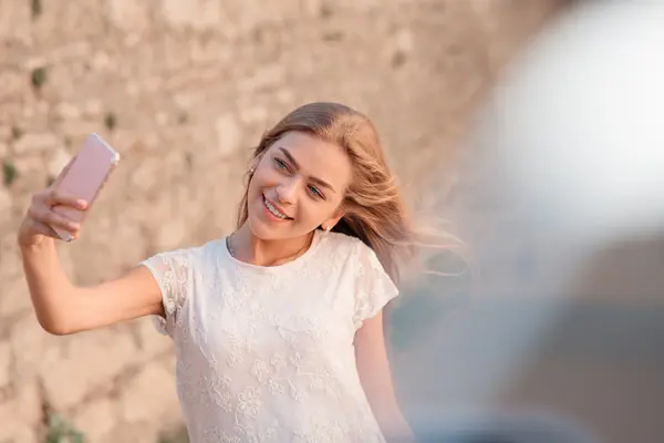 Hermosa mujer urbana tomando fotos de sí misma — Foto de Stock