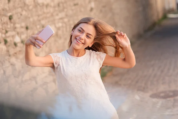 Hermosa mujer urbana tomando fotos de sí misma — Foto de Stock