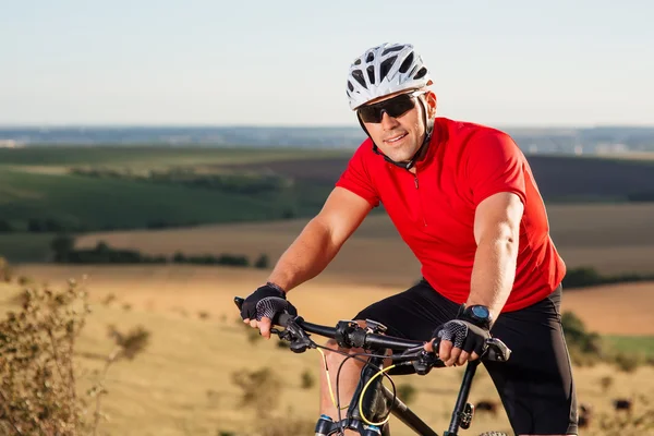 Retrato de ciclista joven en casco y gafas — Foto de Stock