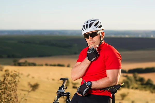 Retrato de ciclista joven en casco y gafas — Foto de Stock