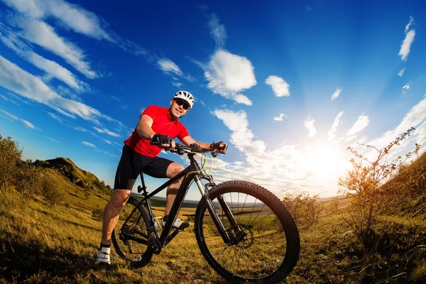 自転車マウンテン バイク トレイルと夕暮れ時立っています。 — ストック写真