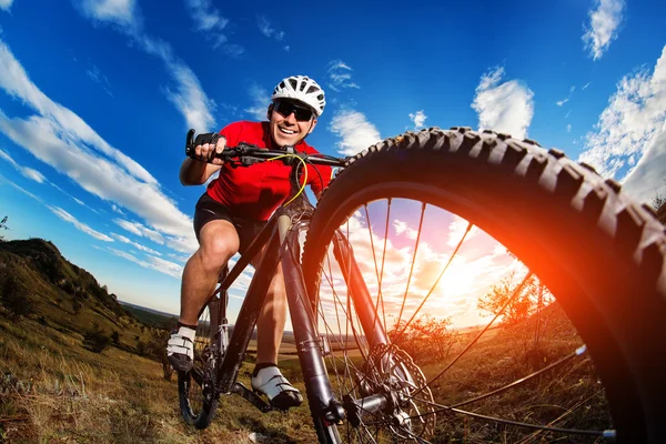 Їзда на гірському велосипеді на скелястій стежці на сході сонця — стокове фото