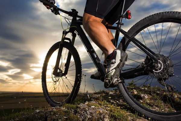 Primer plano del ciclista hombre piernas montar bicicleta de montaña — Foto de Stock