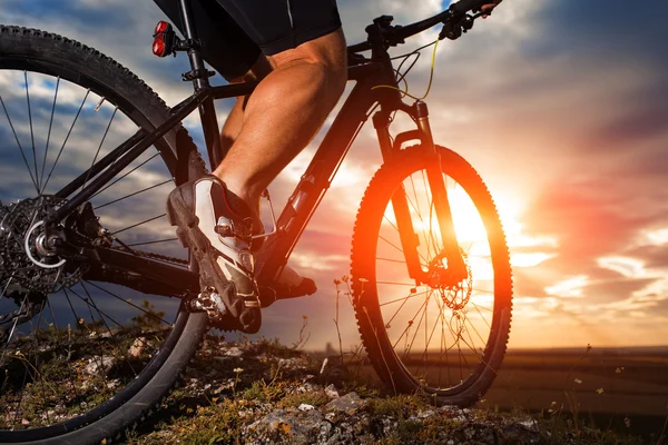 Closeup of cyclist man legs riding mountain bike — Stock Photo, Image