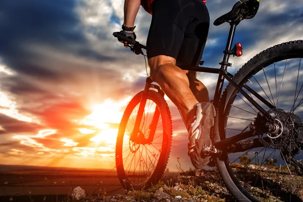 Крупный план велосипедиста мужские ноги верхом на горном велосипеде — стоковое фото