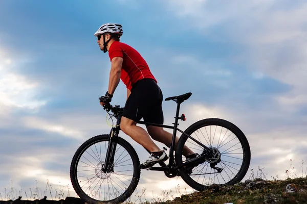 Hombre con casco y gafas se quedan en la bicicleta — Foto de Stock