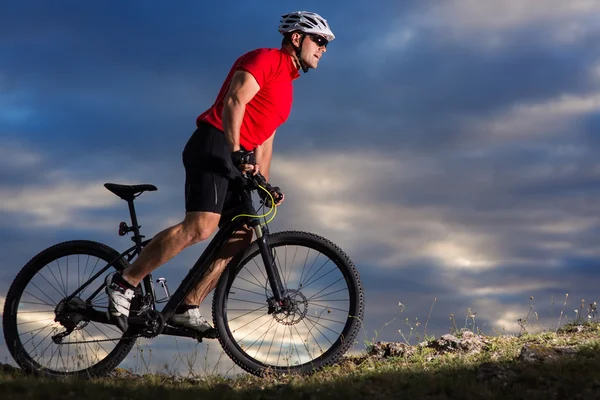 Hombre con casco y gafas se quedan en la bicicleta — Foto de Stock