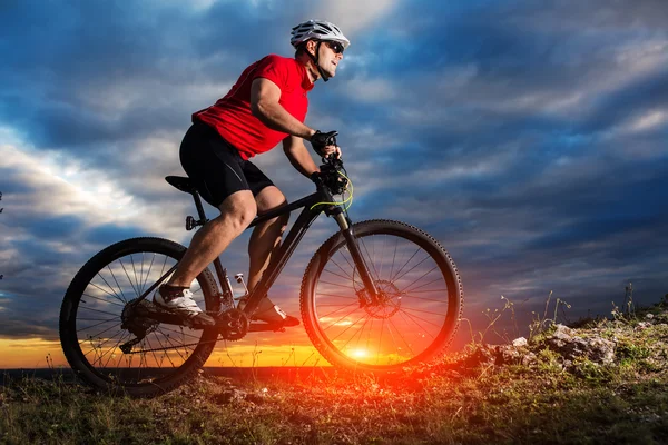 Homem de capacete e óculos ficam na bicicleta — Fotografia de Stock